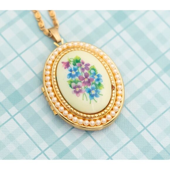 Vintage Golden Floral Locket Necklace - 24 inch - Avon - L2 - Picture 1 of 5